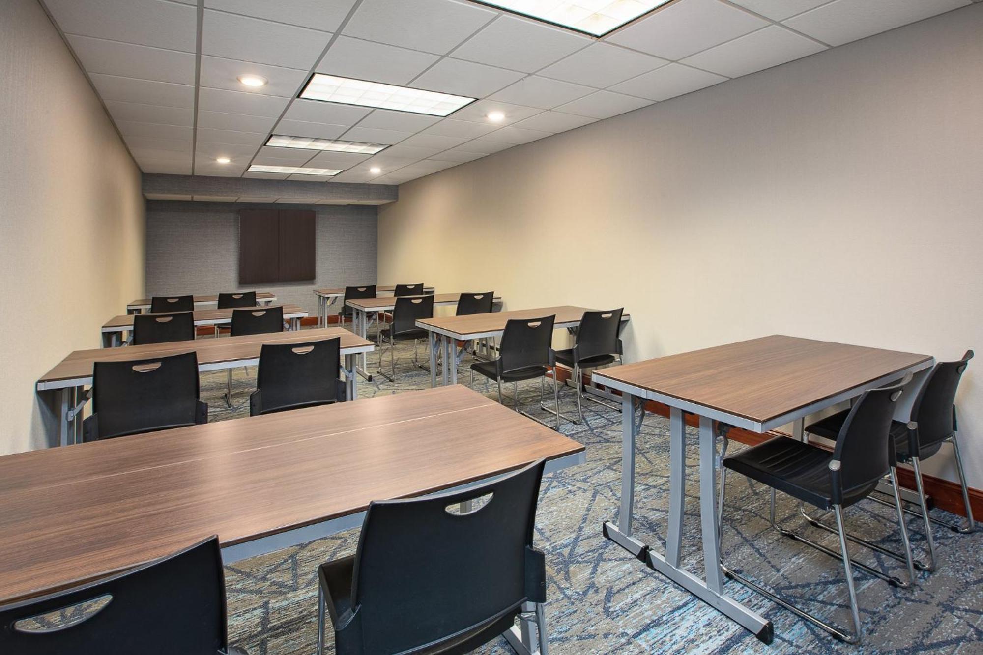 Holiday Inn Express Hotel & Suites Grand Rapids-North By Ihg Εξωτερικό φωτογραφία